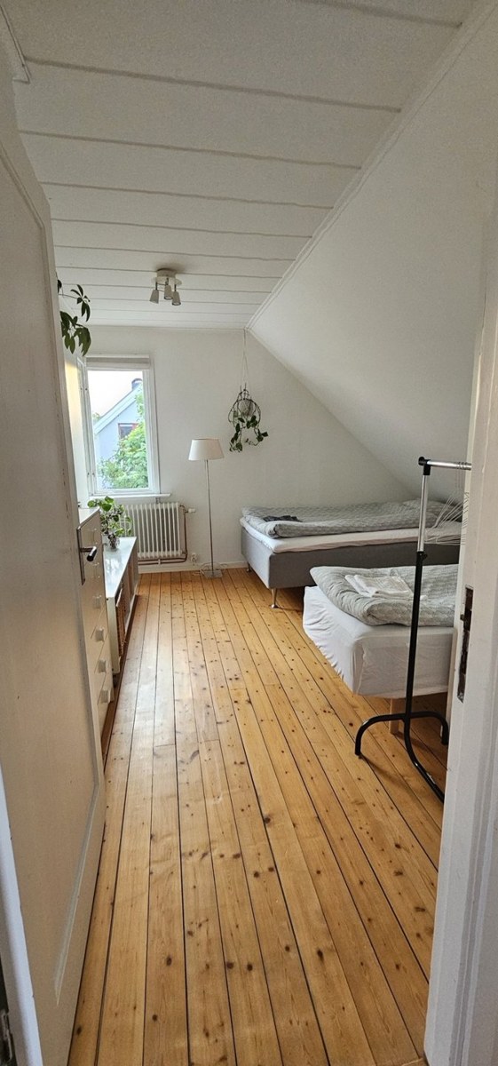 Trivsamt hus med tre sovrum och lummig trädgård nära centrum