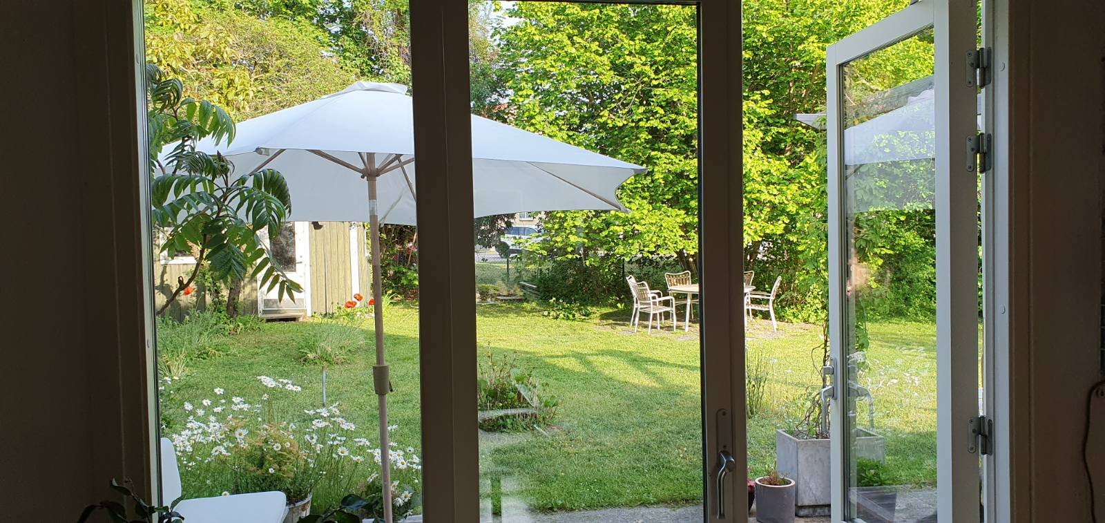 Trivsamt hus med tre sovrum och lummig trädgård nära centrum