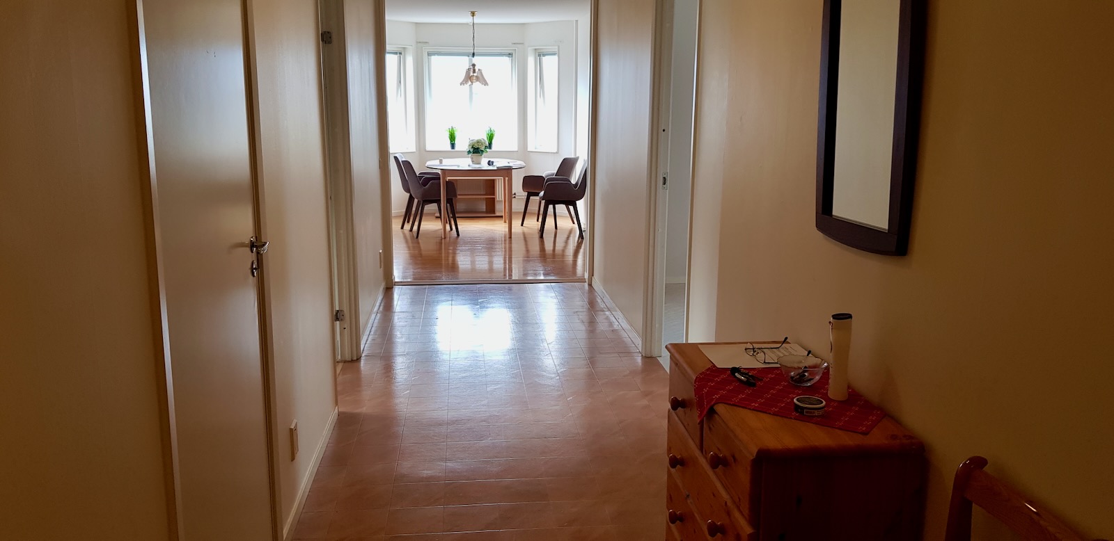 Ljus och rymlig lägenhet med havsutsikt och balkong på Magasingatan vid Söderport