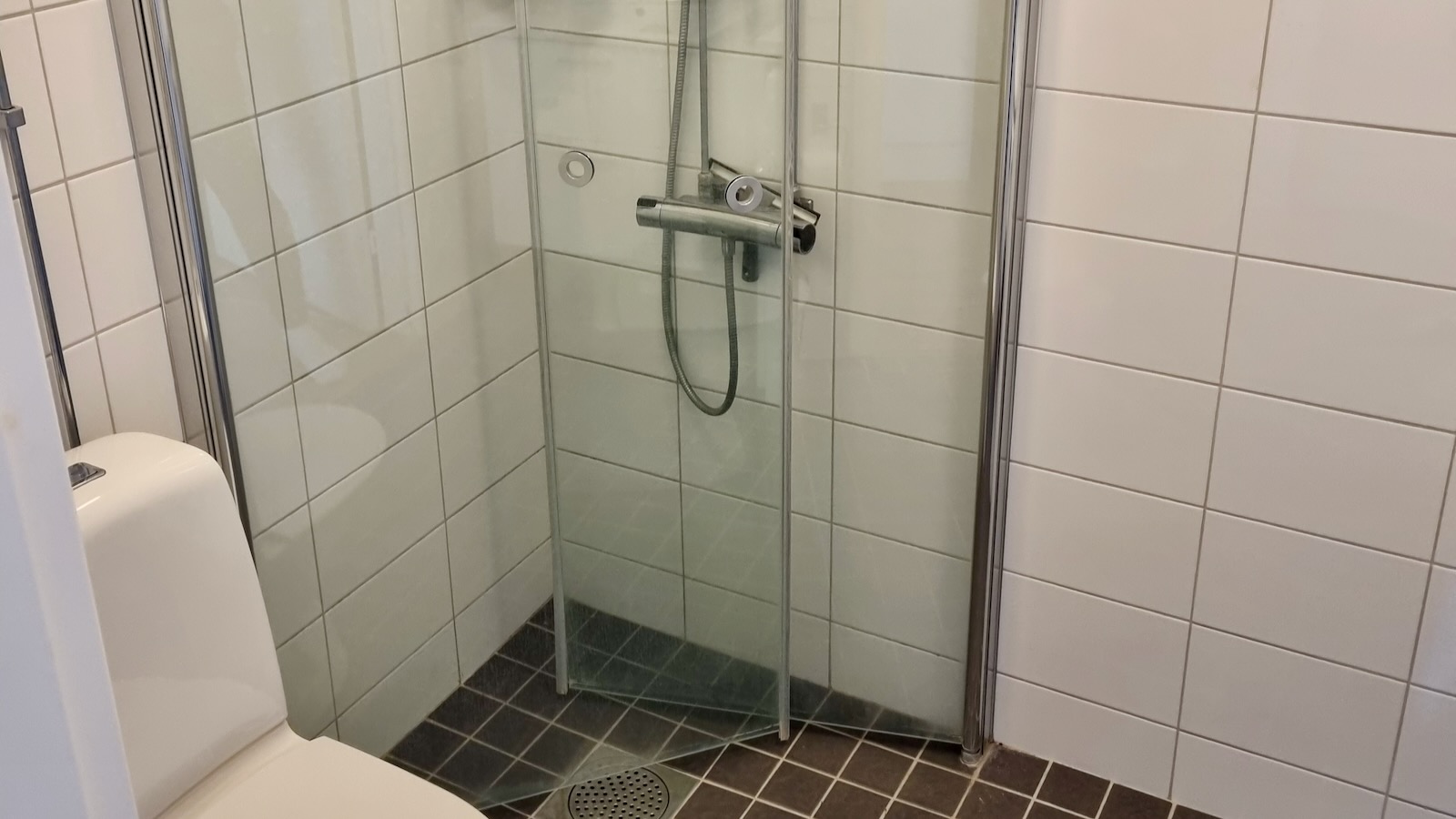 Boka 2025 - Modern 2:a med balkong, lugnt och smart boende för Almedalsveckan