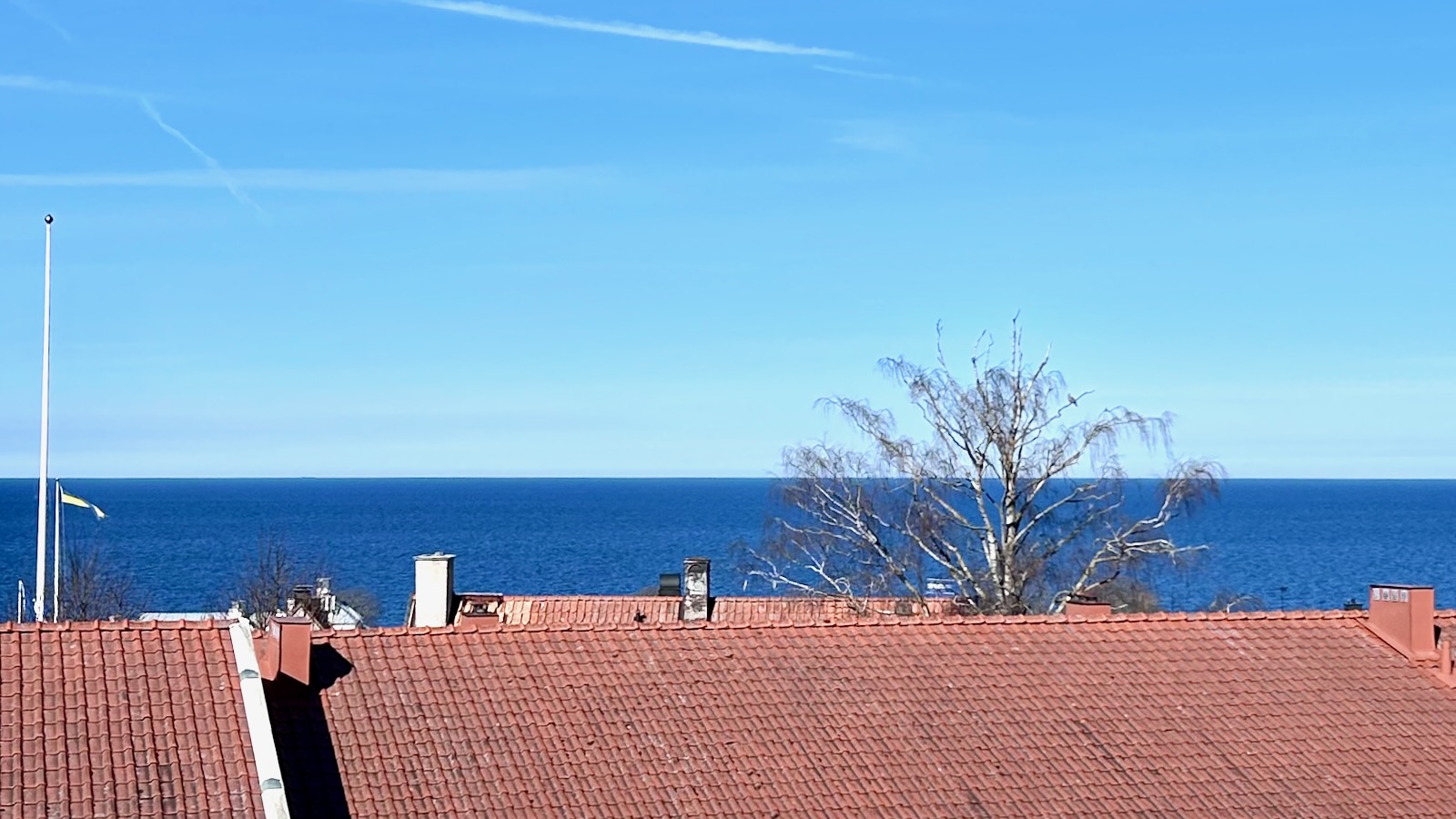 Boka 2027 - Lyxig lägenhet i två etage mitt på Adelsgatan i hjärtat av Visby innerstad