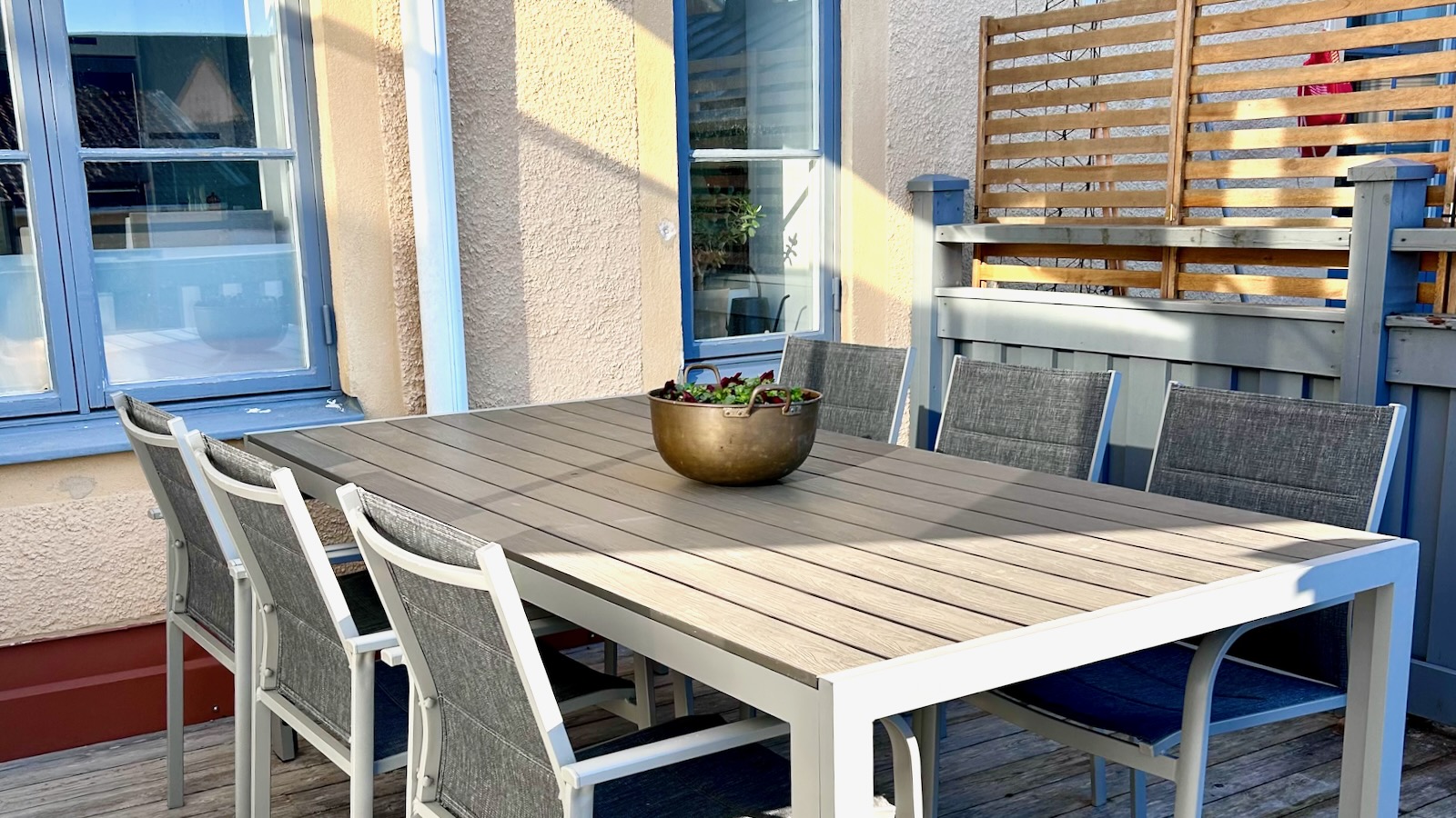 Boka 2027 - Lyxig lägenhet i två etage mitt på Adelsgatan i hjärtat av Visby innerstad