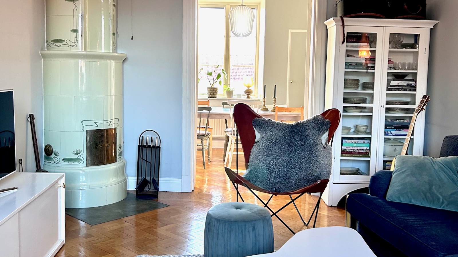 Boka 2027 - Lyxig lägenhet i två etage mitt på Adelsgatan i hjärtat av Visby innerstad