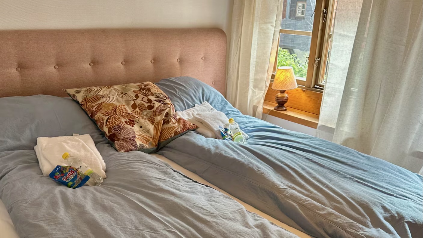 Boka 2026 - Fastighet i AA-läge! 18 bäddar/6 sovrum och stor gård för mingel. Stora torget!