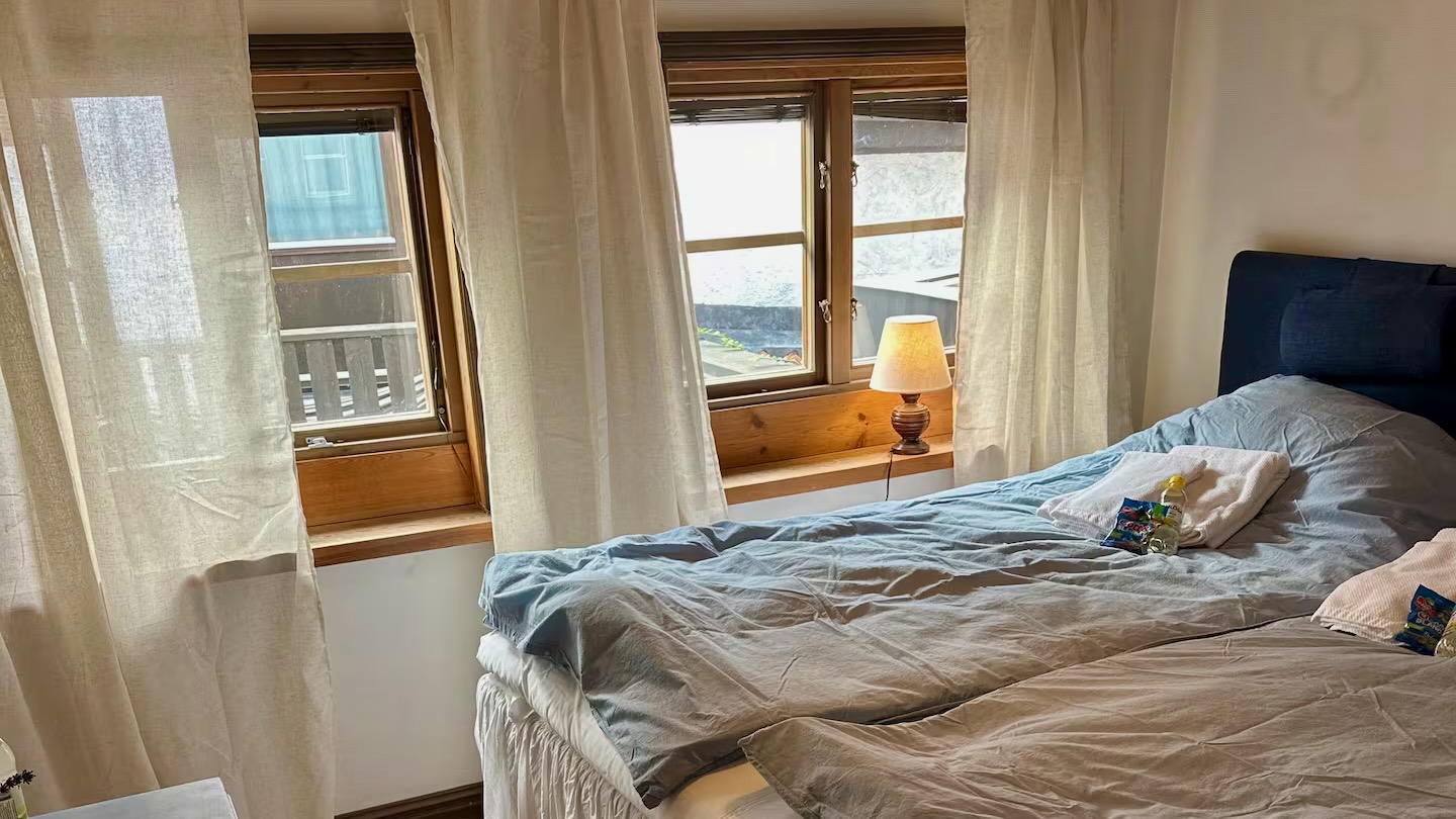 Boka 2026 - Fastighet i AA-läge! 18 bäddar/6 sovrum och stor gård för mingel. Stora torget!