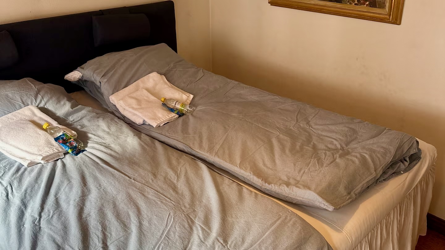 Boka 2026 - Fastighet i AA-läge! 18 bäddar/6 sovrum och stor gård för mingel. Stora torget!