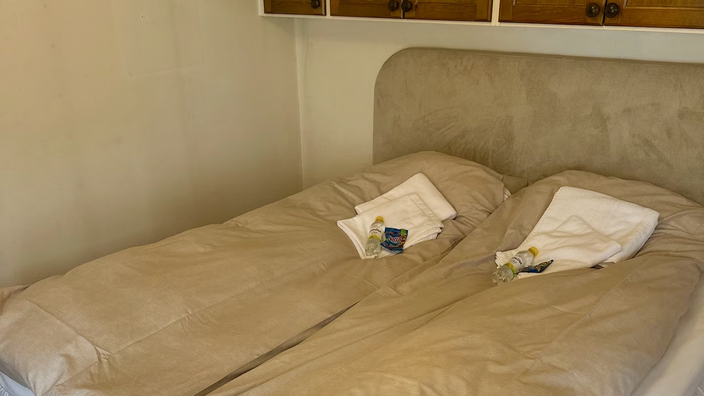 Boka 2026 - Fastighet i AA-läge! 18 bäddar/6 sovrum och stor gård för mingel. Stora torget!