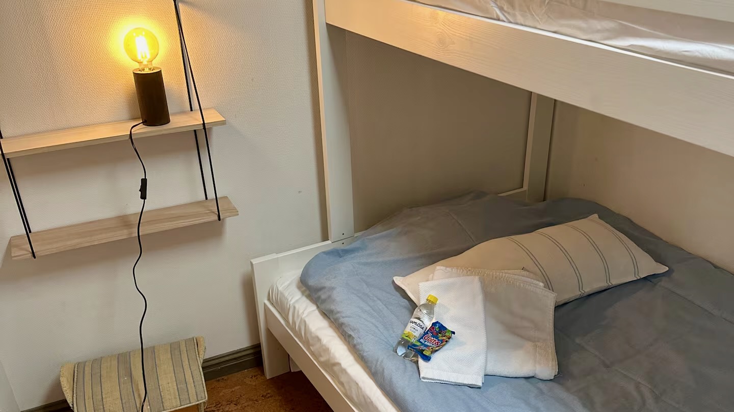 Boka 2026 - Fastighet i AA-läge! 18 bäddar/6 sovrum och stor gård för mingel. Stora torget!