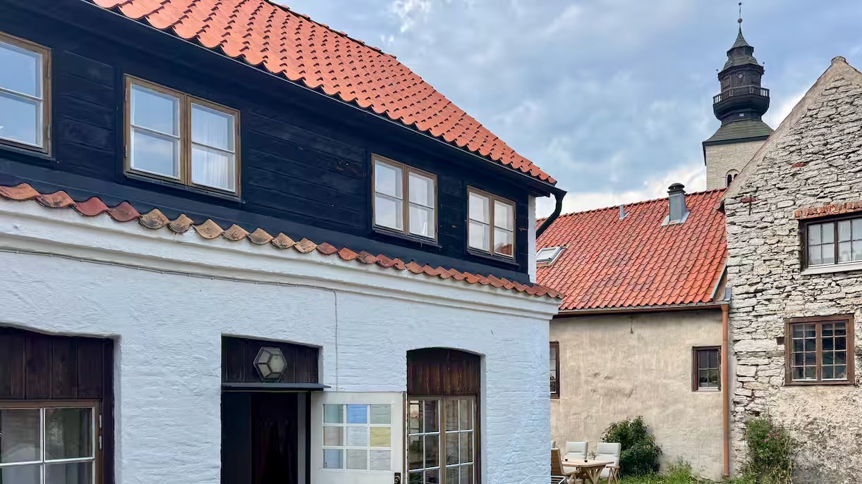 Boka 2026 - Fastighet i AA-läge! 18 bäddar/6 sovrum och stor gård för mingel. Stora torget!