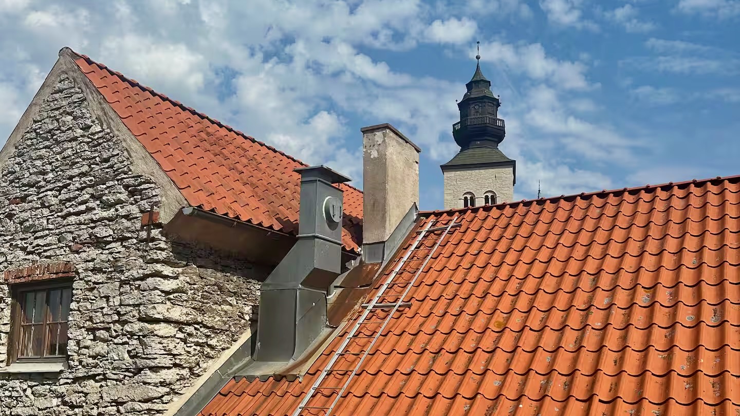 Boka 2026 - Fastighet i AA-läge! 18 bäddar/6 sovrum och stor gård för mingel. Stora torget!