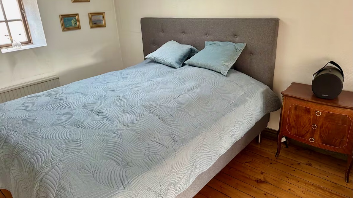 Boka 2026 - Fastighet i AA-läge! 18 bäddar/6 sovrum och stor gård för mingel. Stora torget!