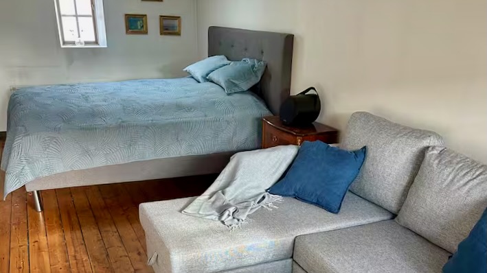 Boka 2026 - Fastighet i AA-läge! 18 bäddar/6 sovrum och stor gård för mingel. Stora torget!