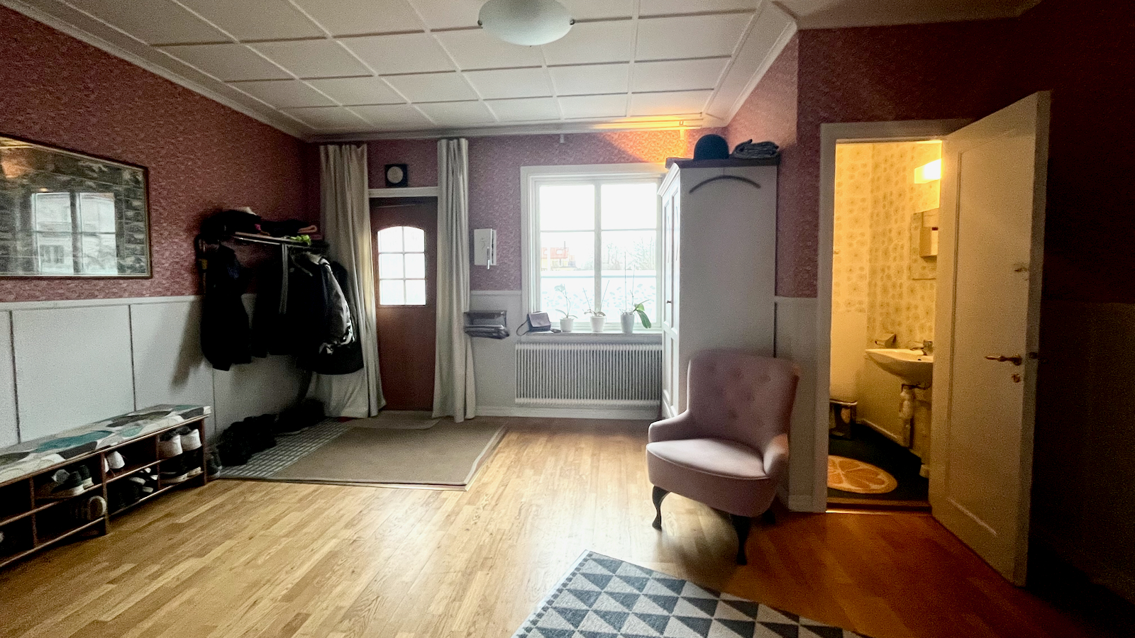 Rymlig villa med flexibla sällskapsytor och omfattande bäddkapacitet