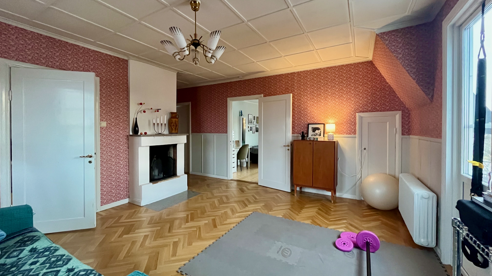 Rymlig villa med flexibla sällskapsytor och omfattande bäddkapacitet