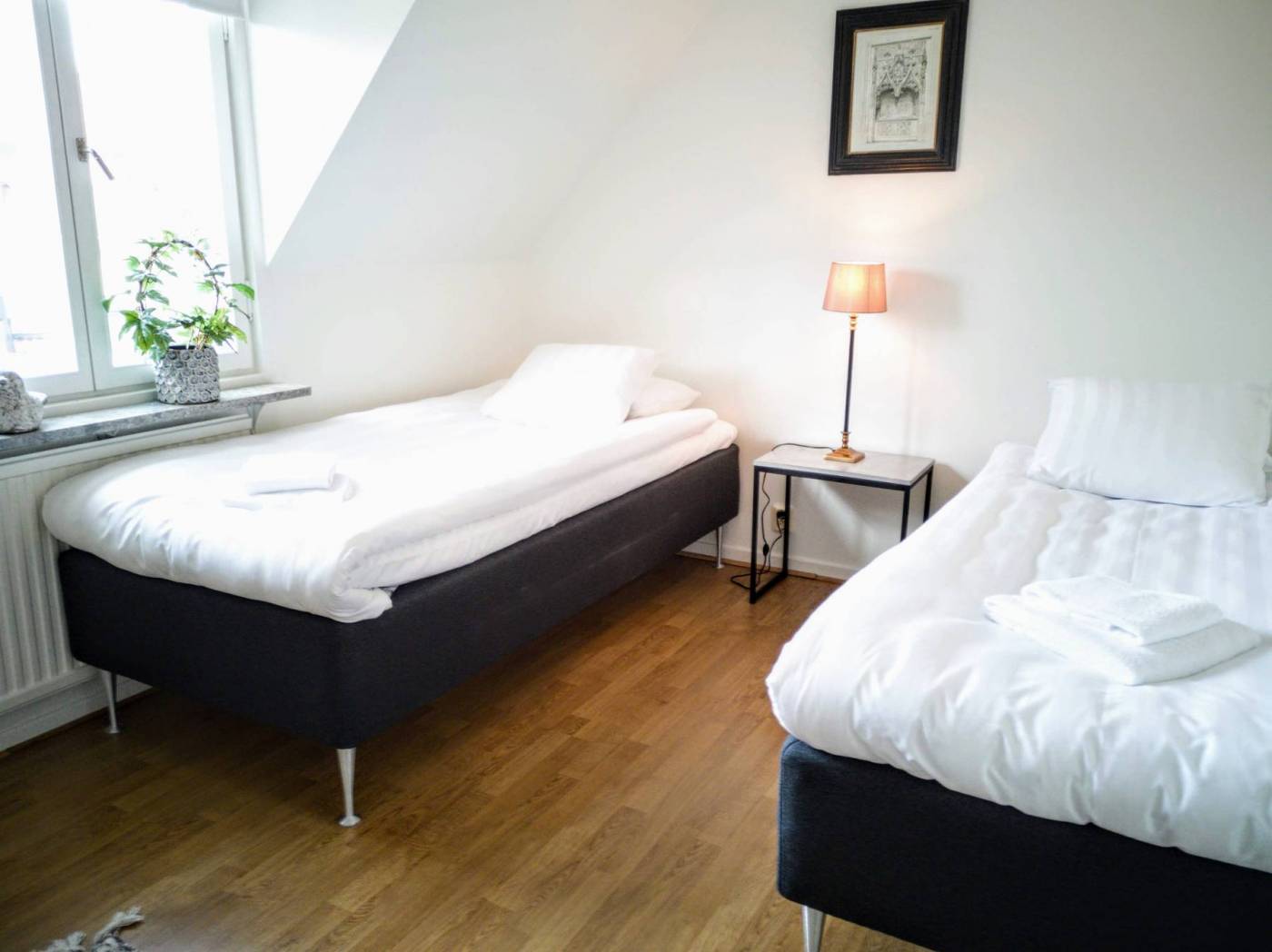 Nyrenoverad 3:a med 4 bäddar, mitt på Stora torget