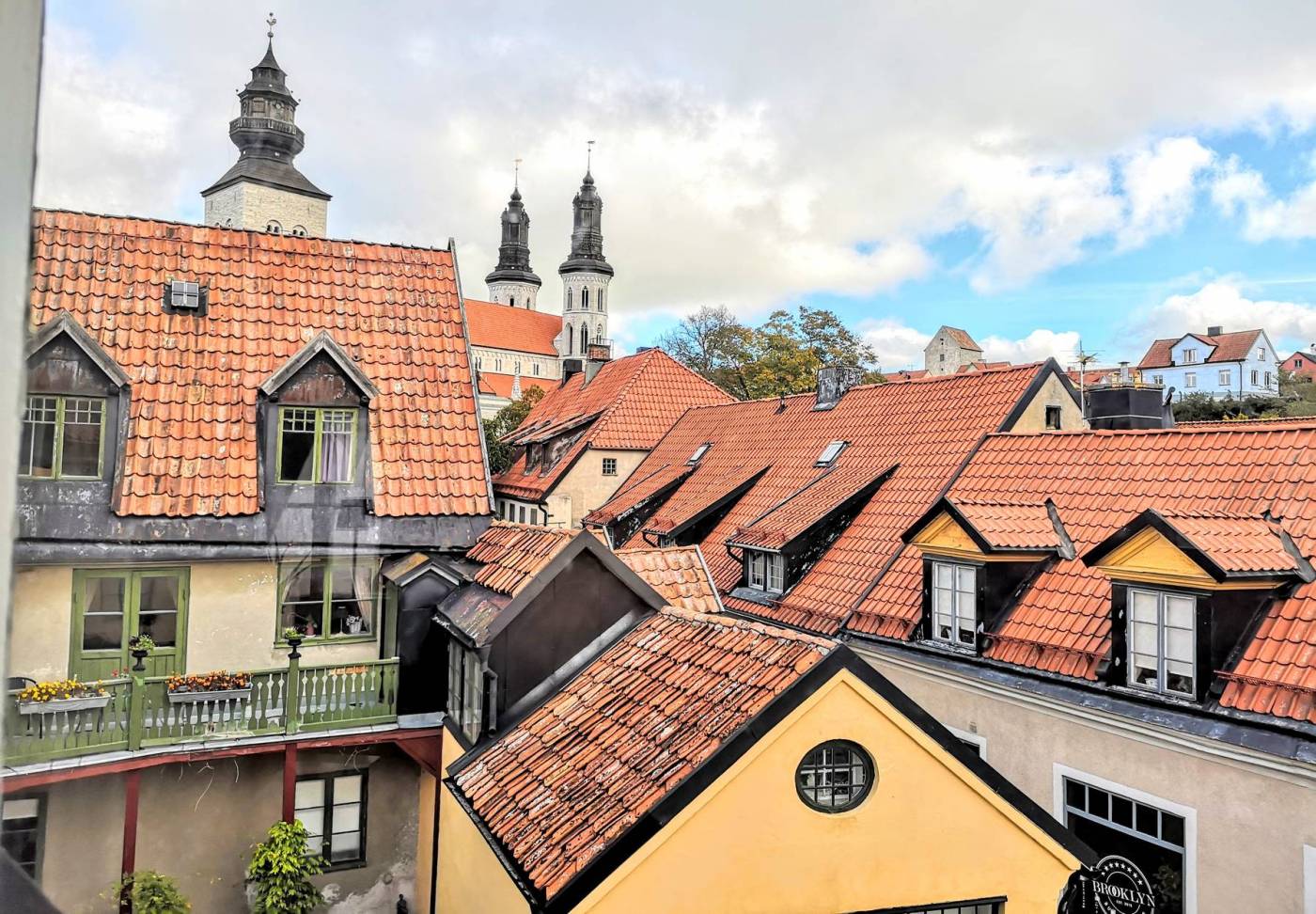 Nyrenoverad 3:a med 4 bäddar, mitt på Stora torget