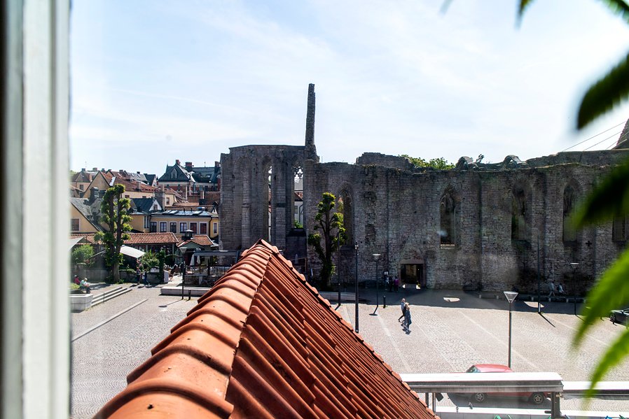 Nyrenoverad 3:a med 4 bäddar, mitt på Stora torget