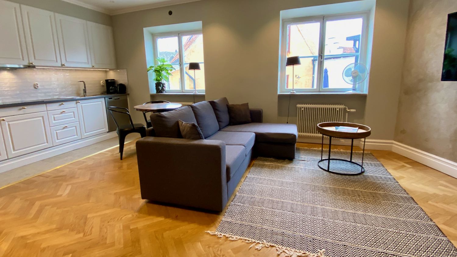 Nyrenoverad 3:a med 4 bäddar, mitt på Stora torget