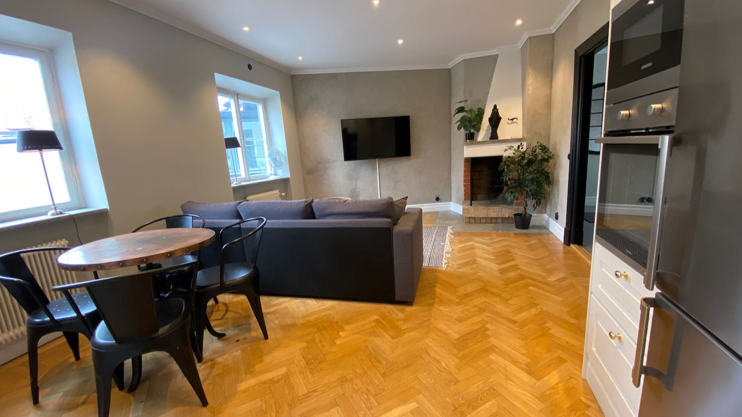 Nyrenoverad 3:a med 4 bäddar, mitt på Stora torget