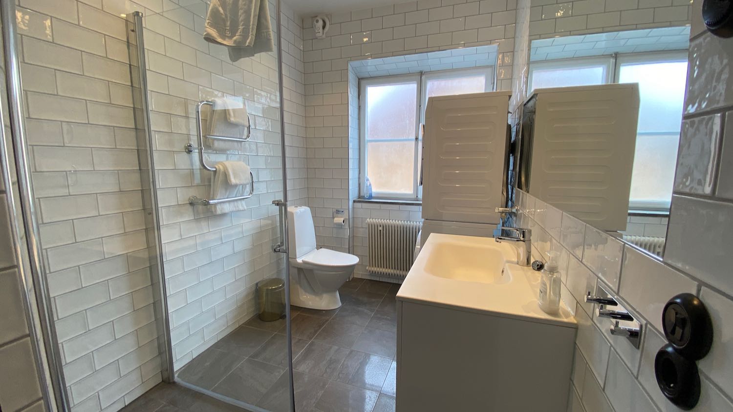 Nyrenoverad 3:a med 4 bäddar, mitt på Stora torget