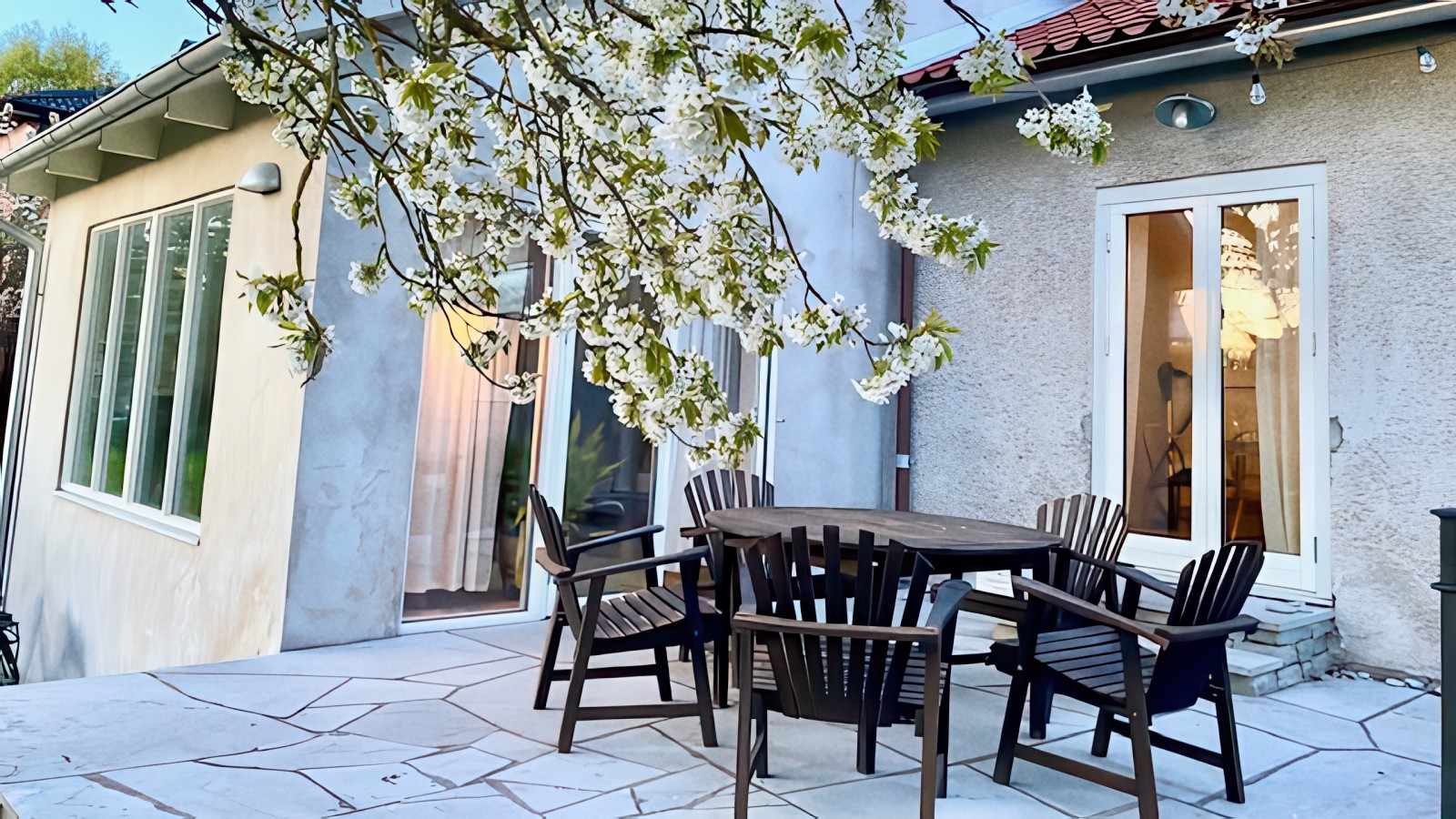 Boka 2026 - Fristående villa med fyra sovrum och lummig trädgård på Hemsegatan