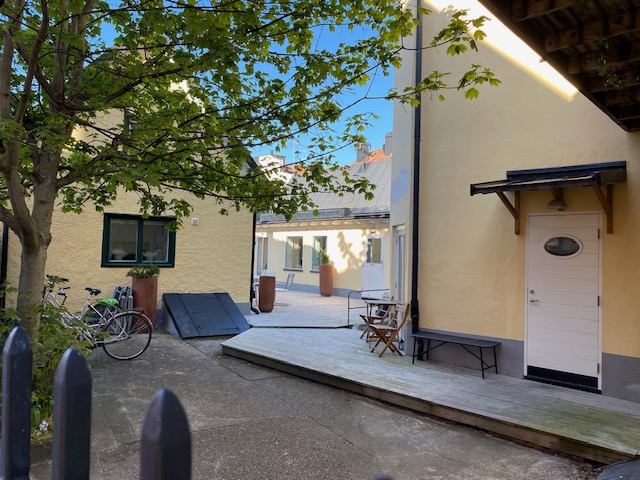 Boka 2026 - G&aring;rdshus p&aring; S&ouml;dertorg &ndash; tre rum och uteplats mitt i Visby innerstad