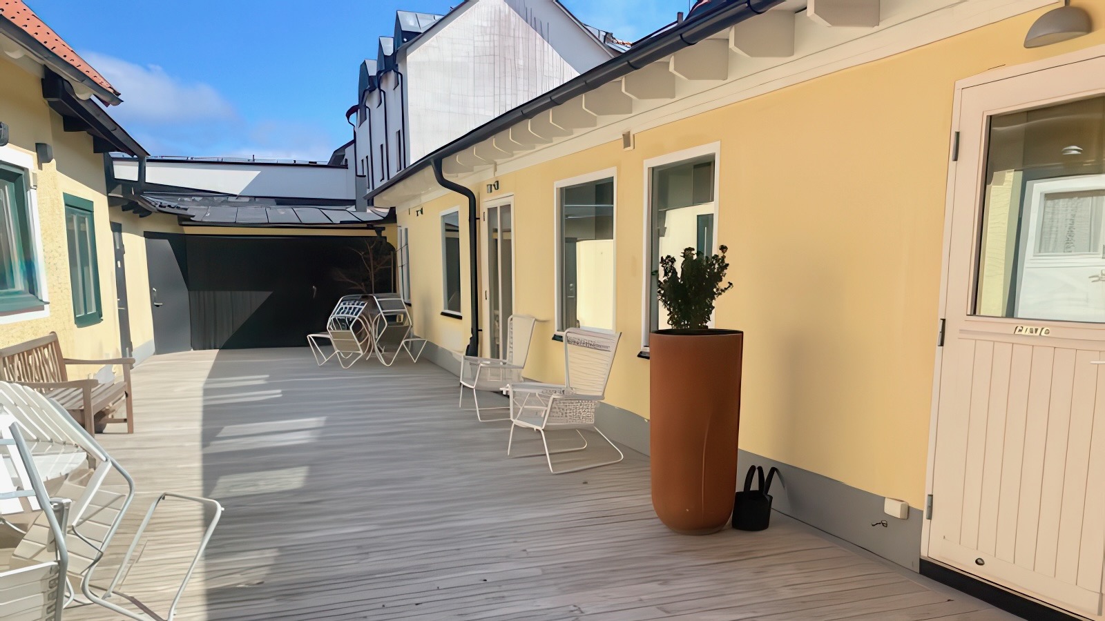 Boka 2026 - G&aring;rdshus p&aring; S&ouml;dertorg &ndash; tre rum och uteplats mitt i Visby innerstad