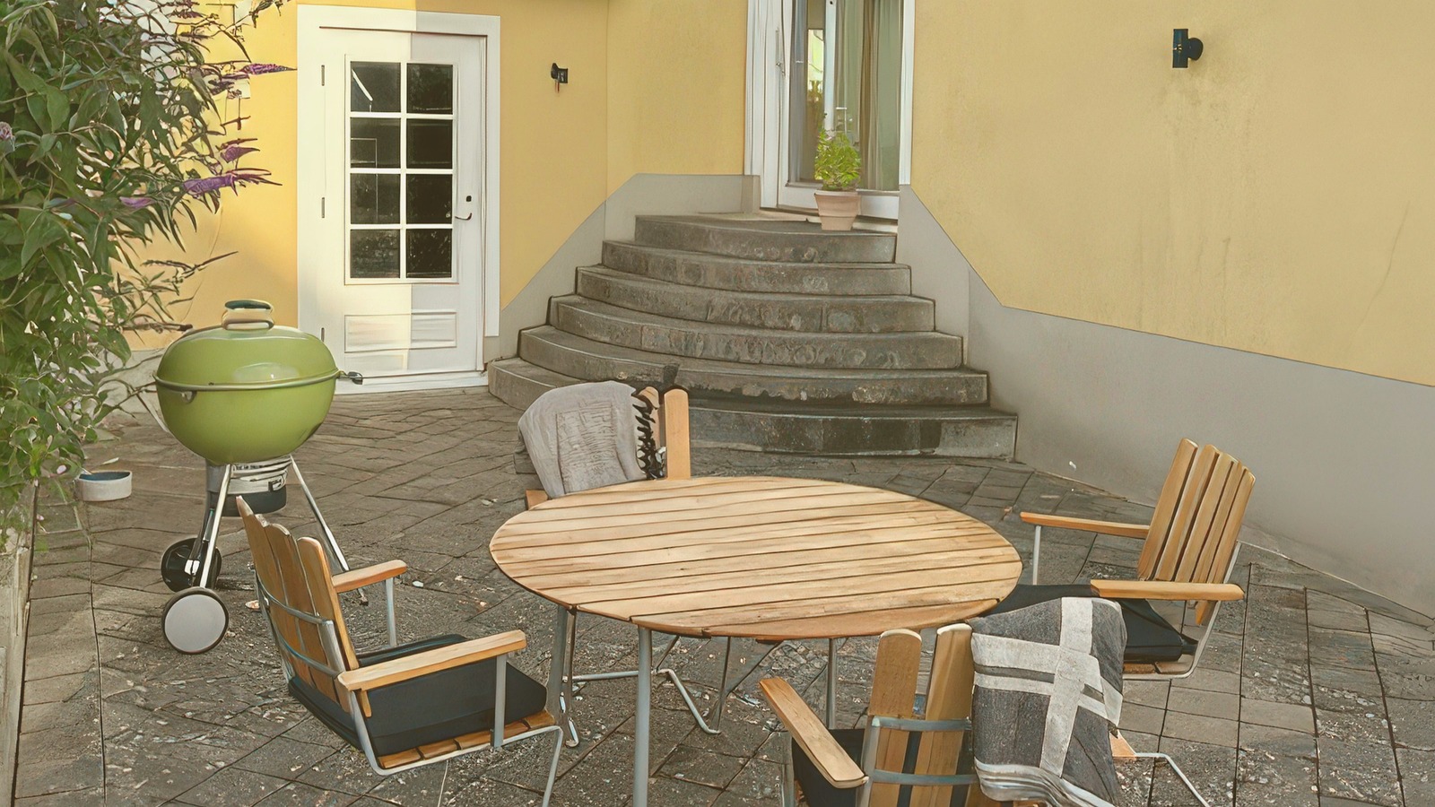 Boka 2027 - Villa 120 m2, 4 sovrum, 8 bäddar, egen uteplats och parkering nära Söderport