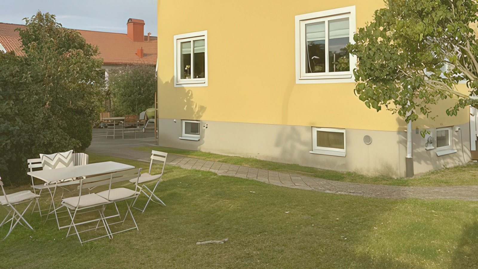Boka 2027 - Villa 120 m2, 4 sovrum, 8 bäddar, egen uteplats och parkering nära Söderport