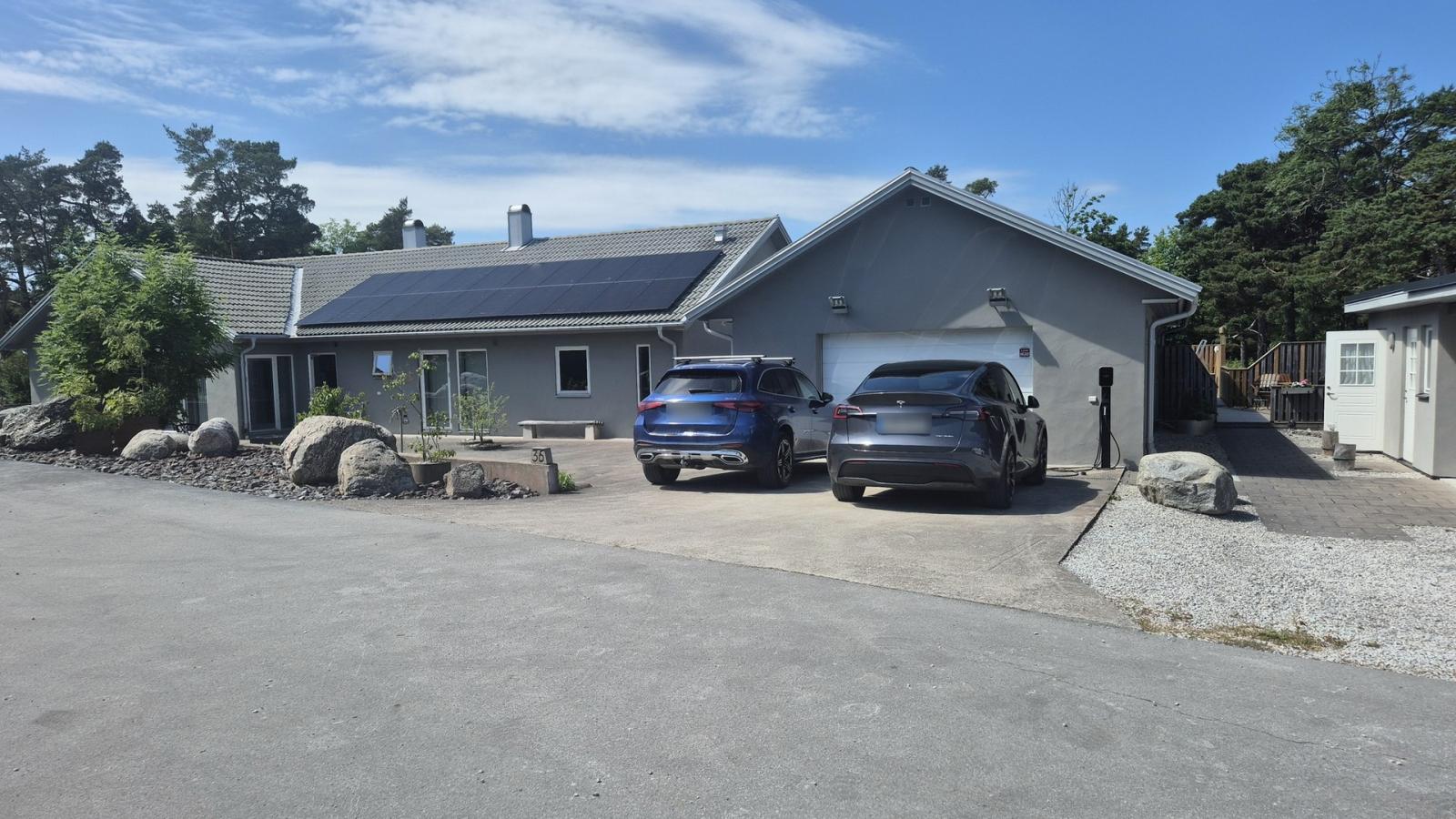 Fastighet med 7 sovrum, 3 badrum, 16 bäddar och pool. Langs väg, Visby