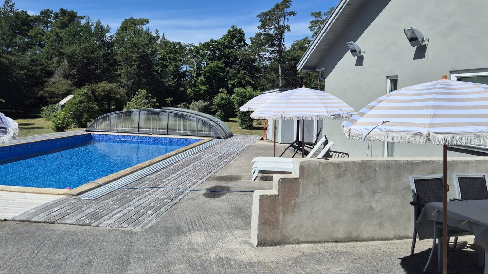 Fastighet med 7 sovrum, 3 badrum, 16 bäddar och pool. Langs väg, Visby