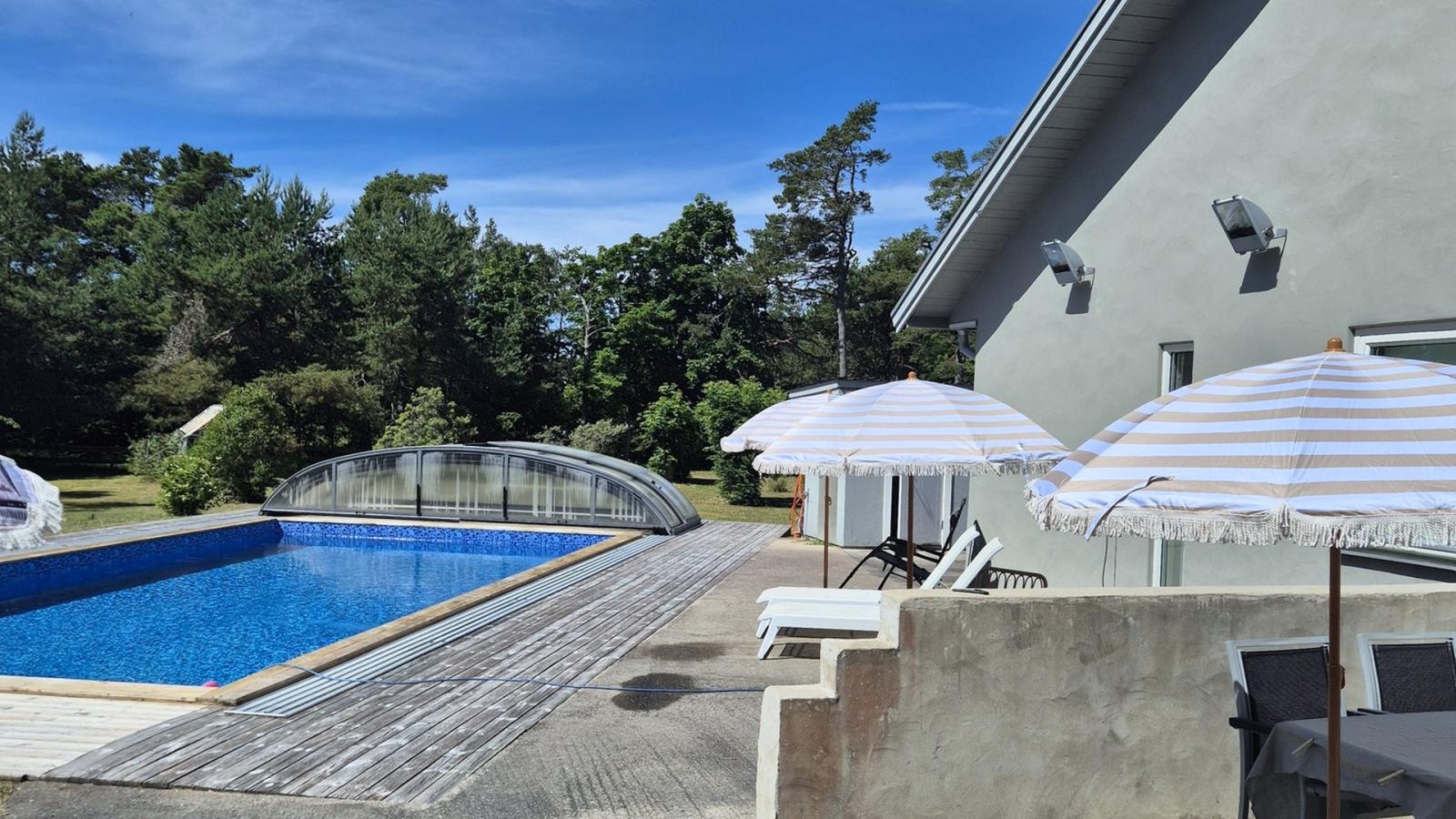 Fastighet med 7 sovrum, 3 badrum, 16 bäddar och pool. Langs väg, Visby
