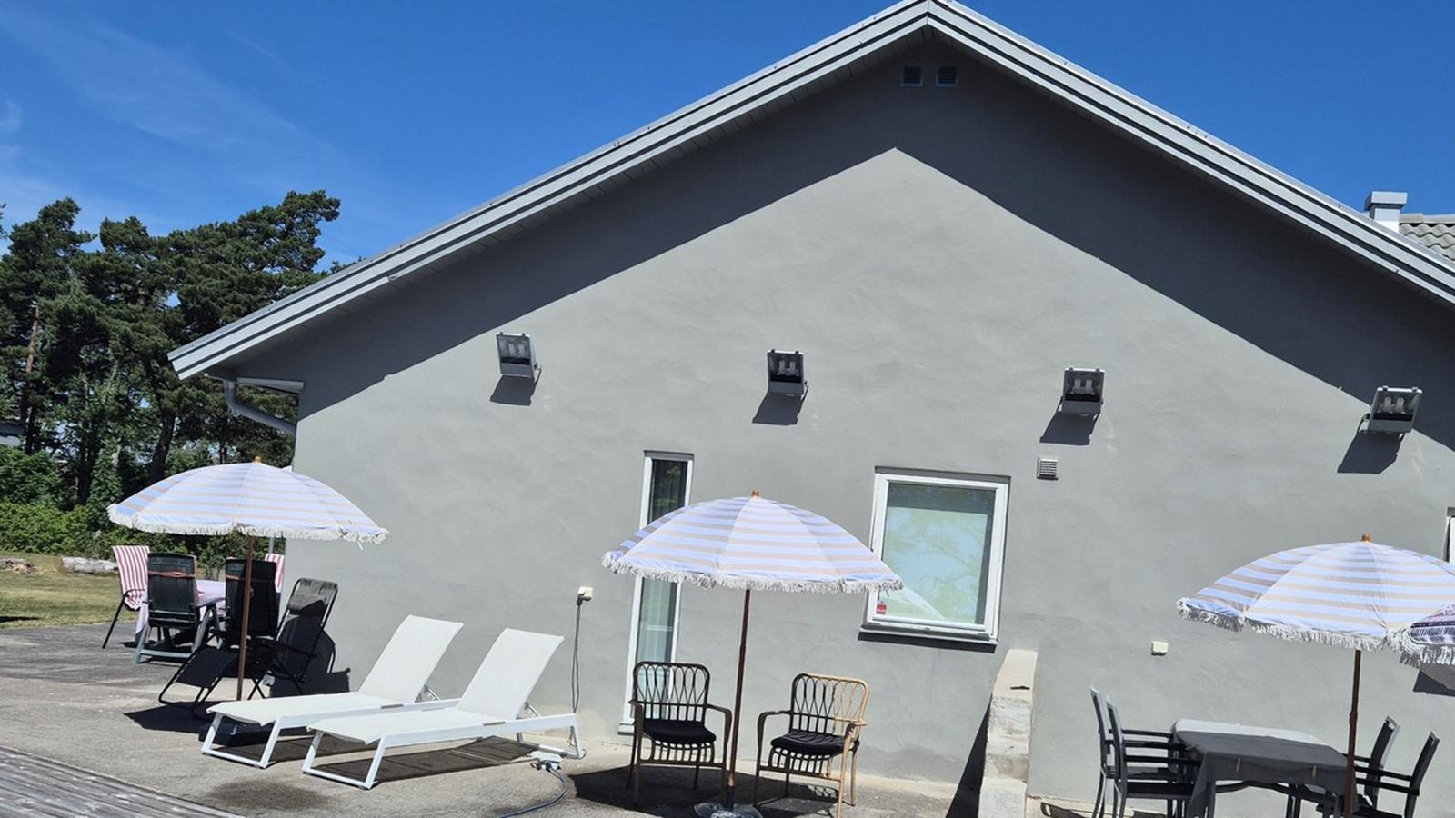 Fastighet med 7 sovrum, 3 badrum, 16 bäddar och pool. Langs väg, Visby