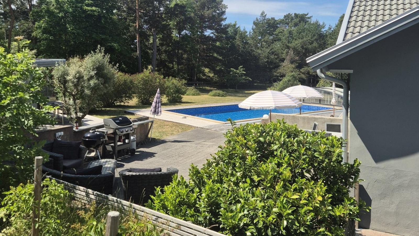 Fastighet med 7 sovrum, 3 badrum, 16 bäddar och pool. Langs väg, Visby