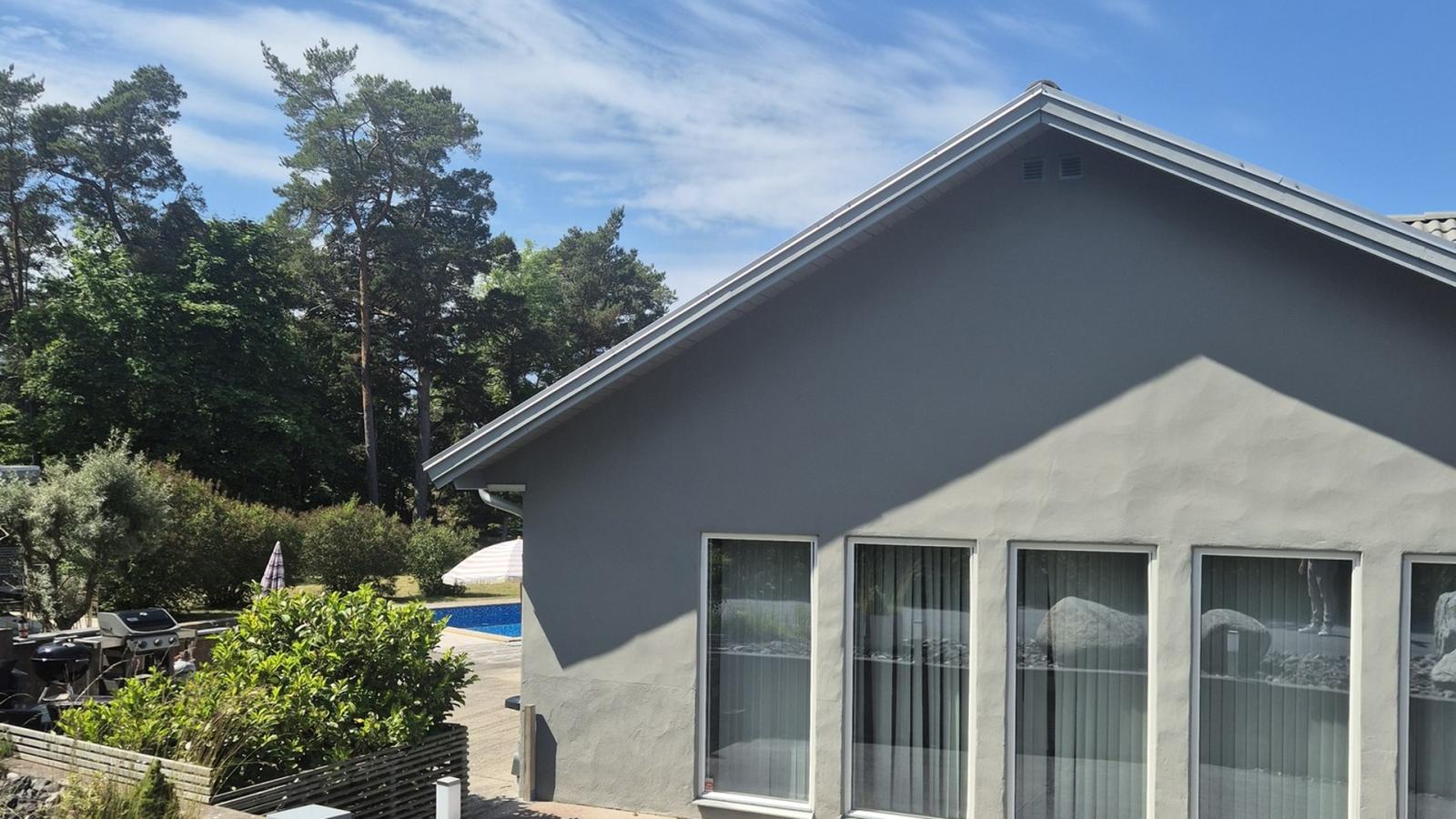 Fastighet med 7 sovrum, 3 badrum, 16 bäddar och pool. Langs väg, Visby