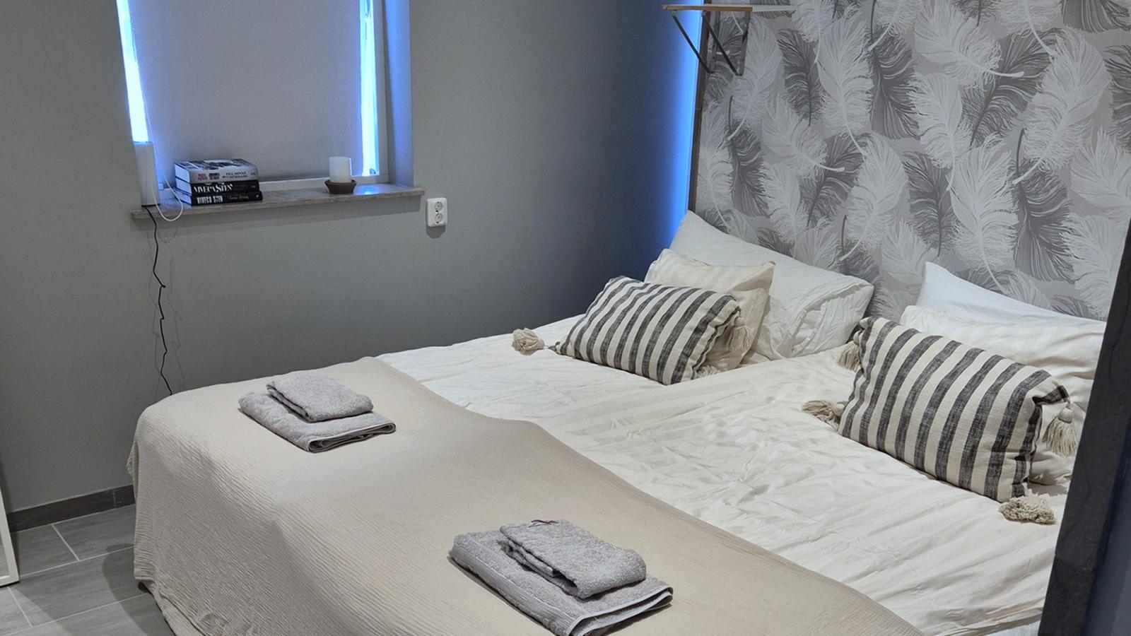 Fastighet med 7 sovrum, 3 badrum, 16 bäddar och pool. Langs väg, Visby