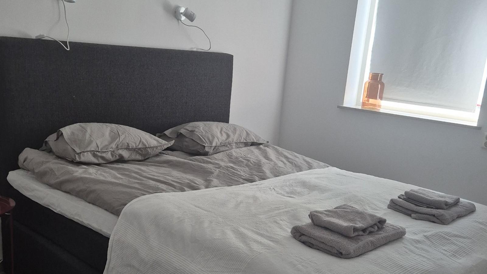 Fastighet med 7 sovrum, 3 badrum, 16 bäddar och pool. Langs väg, Visby