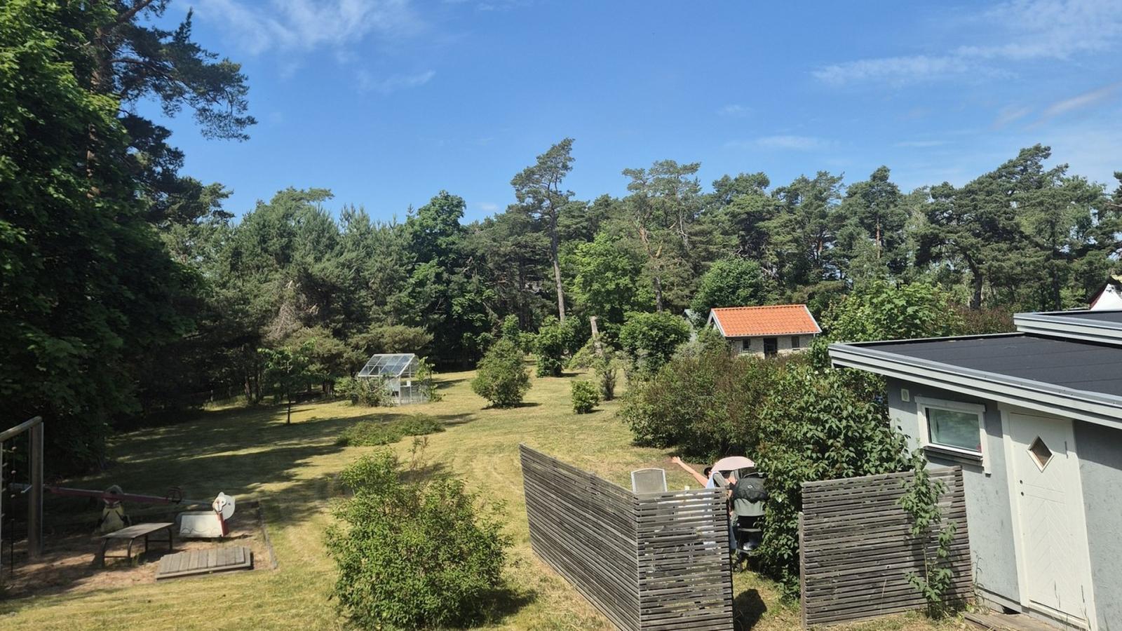 Fastighet med 7 sovrum, 3 badrum, 16 bäddar och pool. Langs väg, Visby