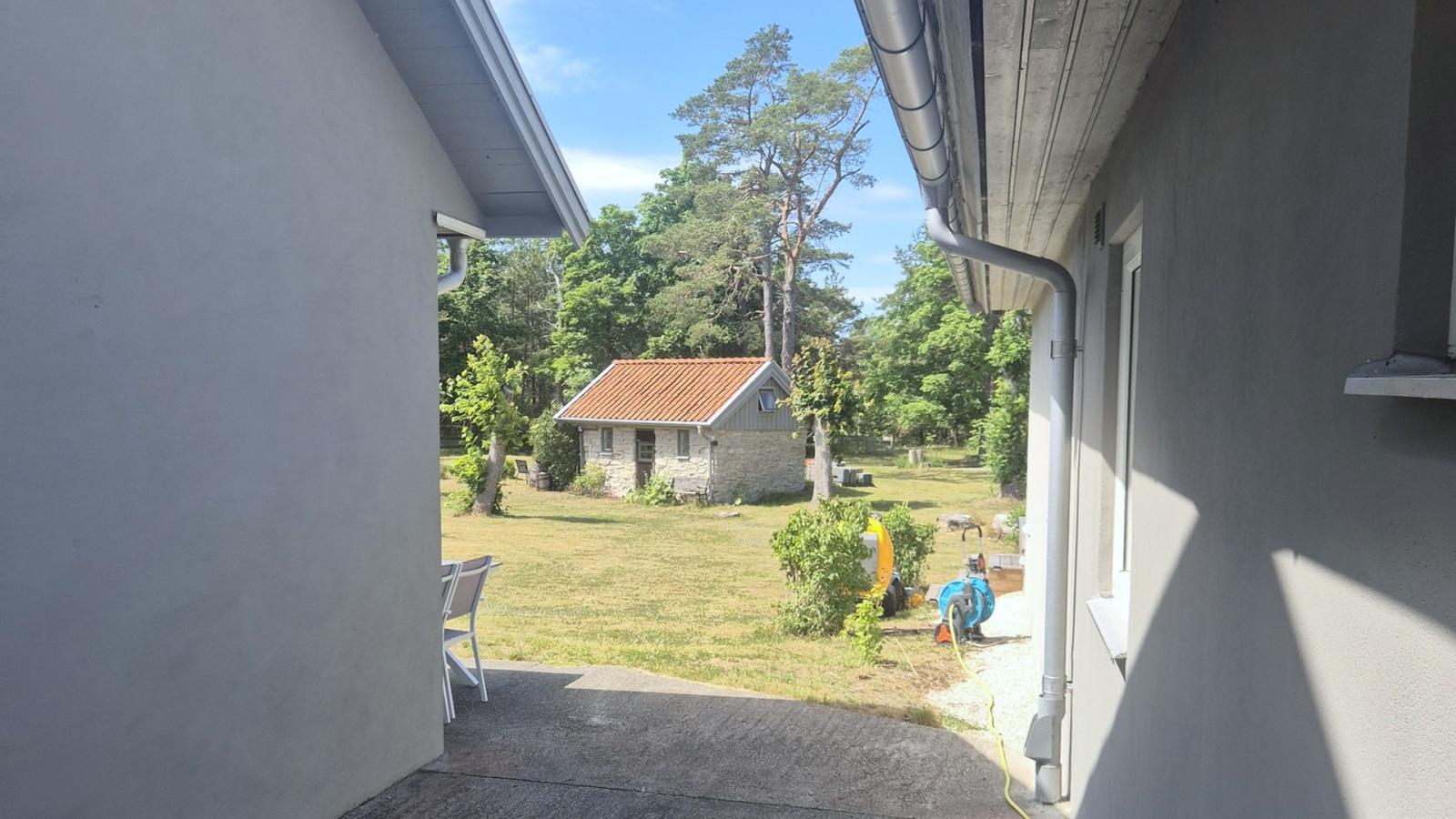 Fastighet med 7 sovrum, 3 badrum, 16 bäddar och pool. Langs väg, Visby
