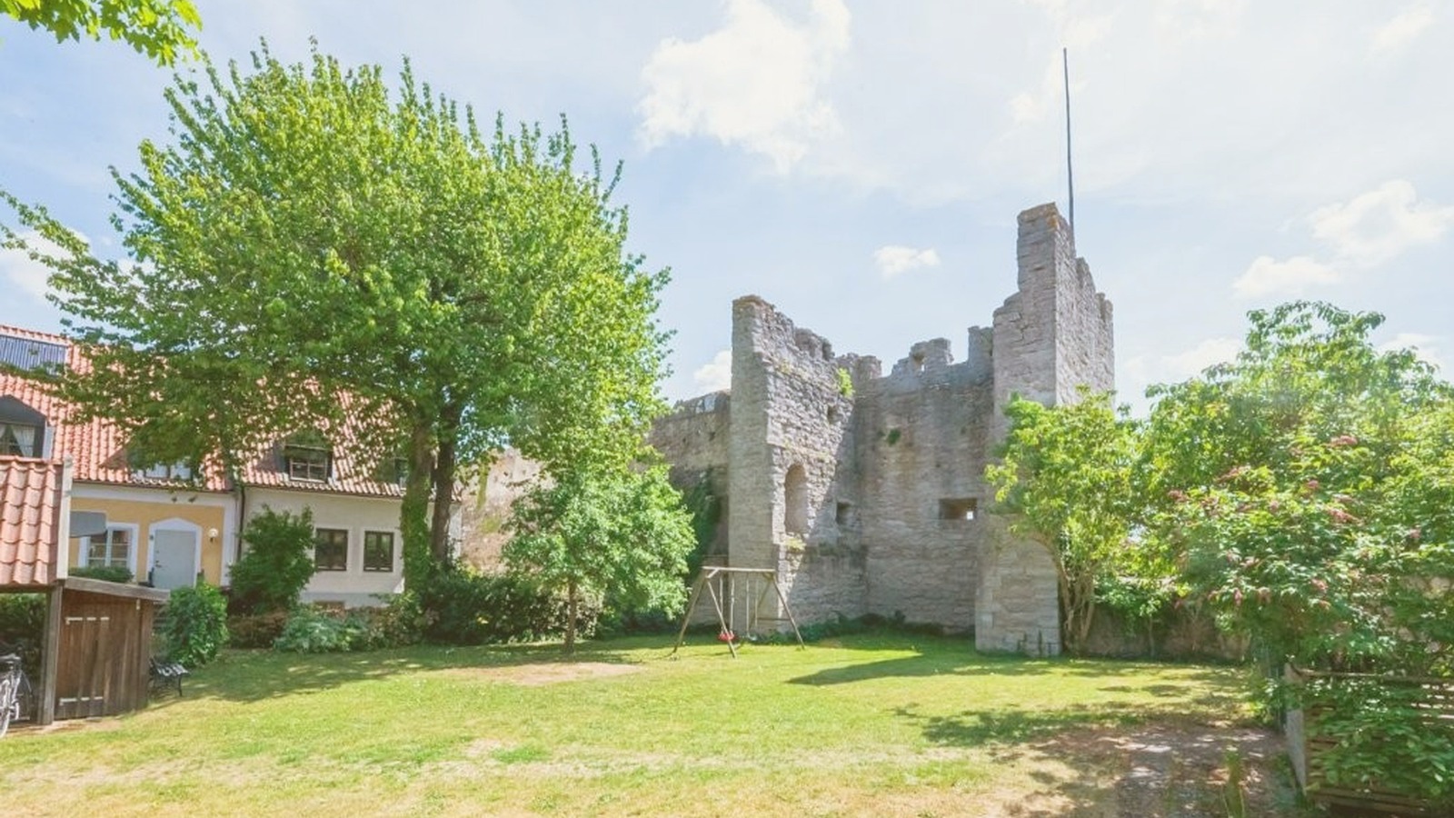 Lägenhet, 2 sovrum med egen entr&eacute; och trädgård mot ringmuren vid Södertorg, Visby