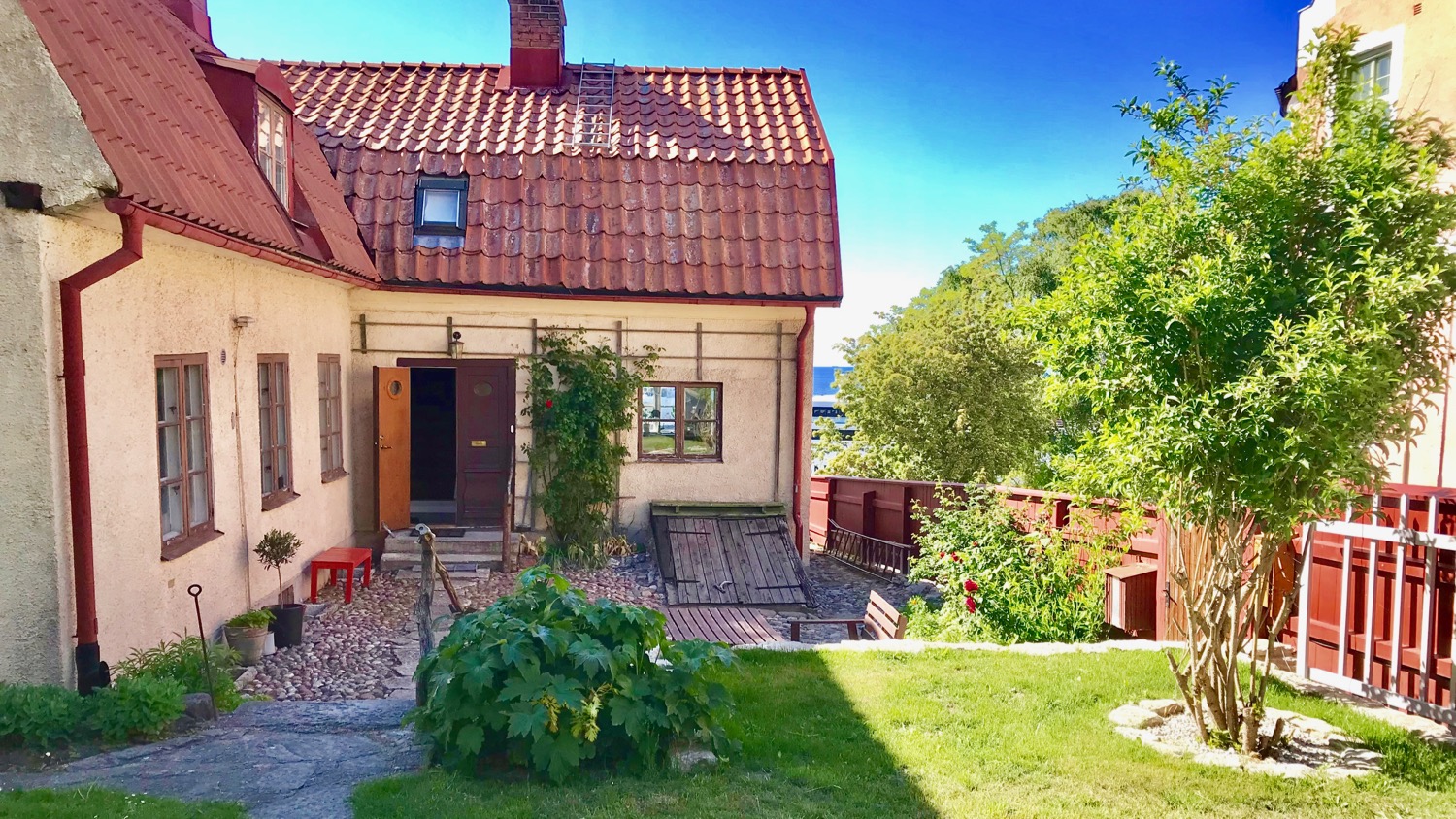 Boka 2027 - Villa med 5 sovrum och stor trädgård för mingel(200 personer) i Visby innerstad.