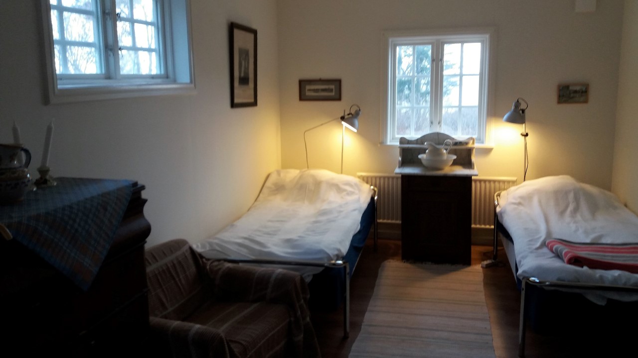Semesteridyll vid havet ca 4 km söder om Visby stad. 15 bäddar i 7 sovrum.
