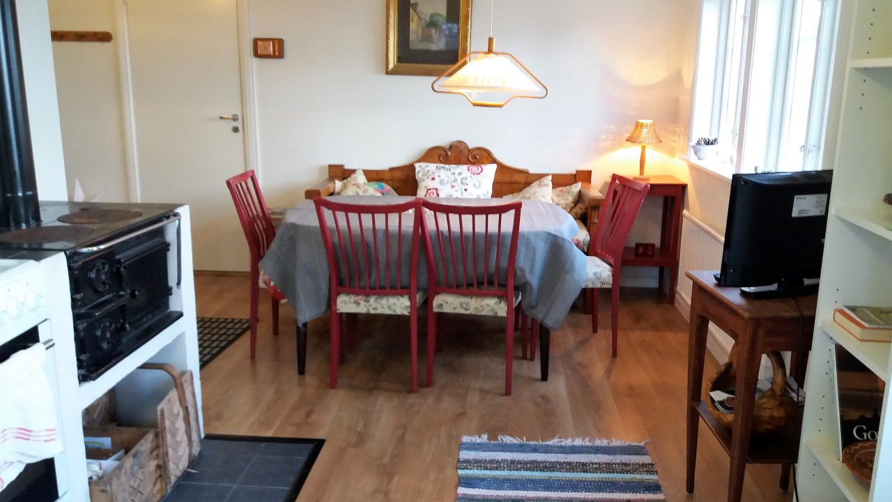 Semesteridyll vid havet ca 4 km söder om Visby stad. 15 bäddar i 7 sovrum.