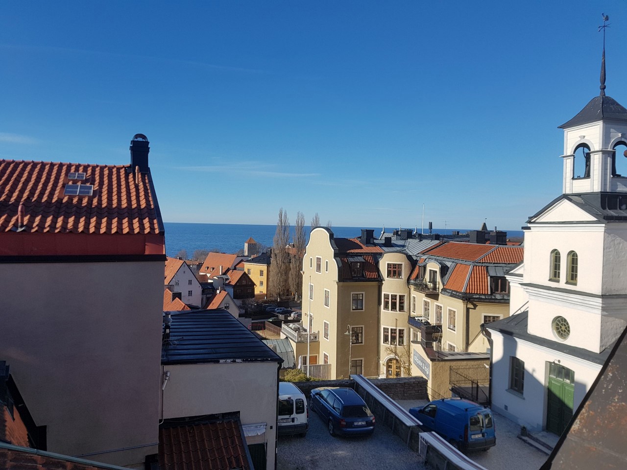 Boka 2018 - Nyinredd vindslägenhet på 80 m2 vid Hästbacken. Fantastisk utsikt. 300 meter från Almedalen.