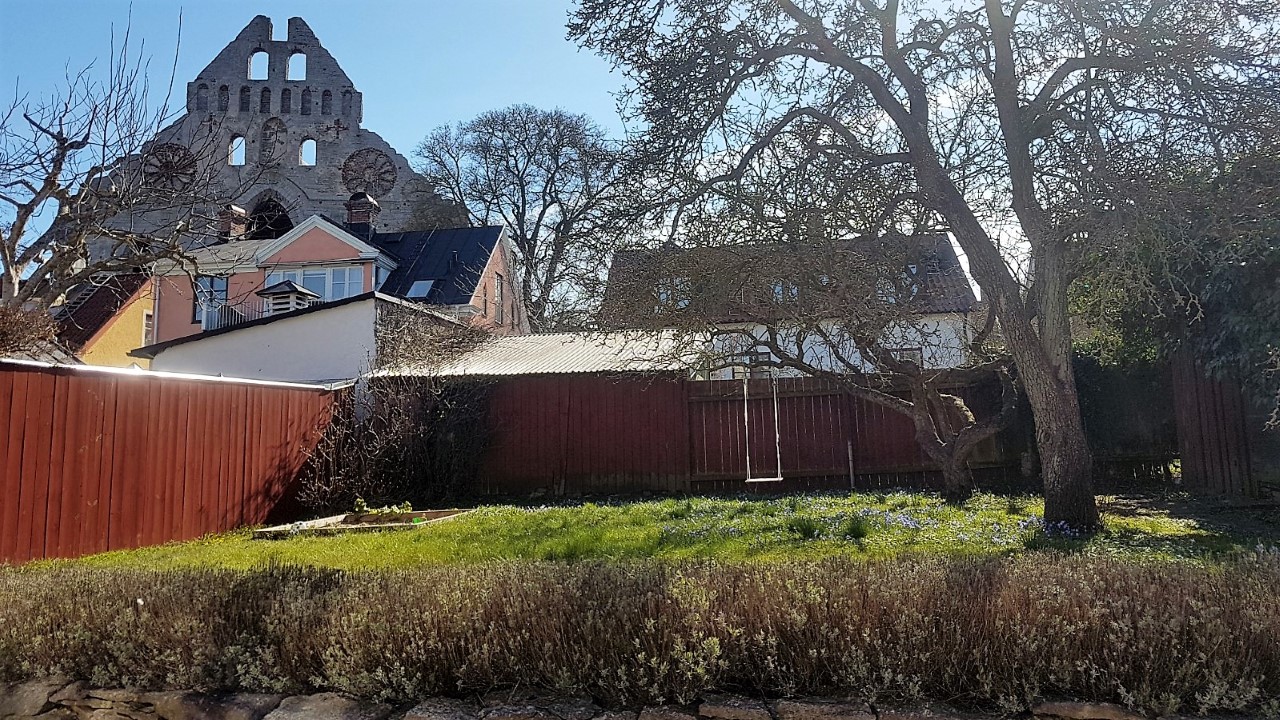 Hus på 2 plan med stor trädgård intill Botaniska trädgården. Mingel för 50-100 personer möjligt.