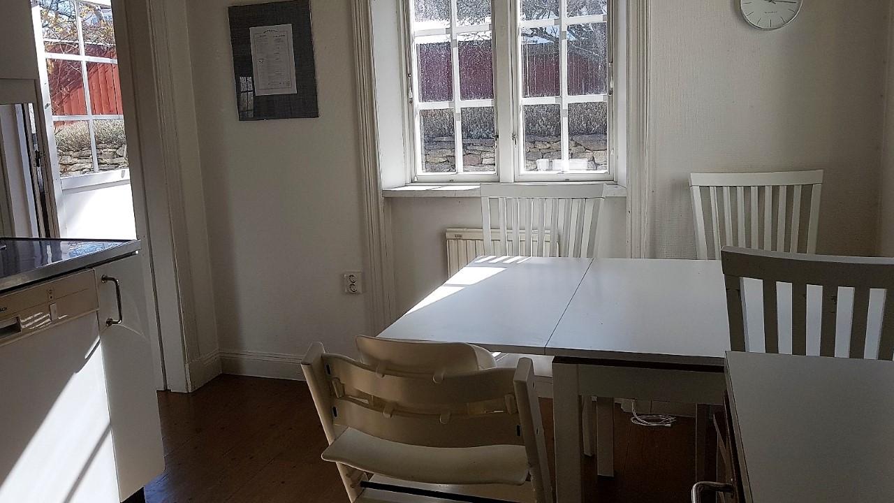 Hus på 2 plan med stor trädgård intill Botaniska trädgården. Mingel för 50-100 personer möjligt.