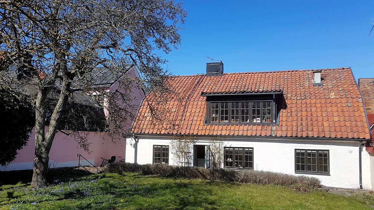 Hus på 2 plan med stor trädgård intill Botaniska trädgården. Mingel för 50-100 personer möjligt.