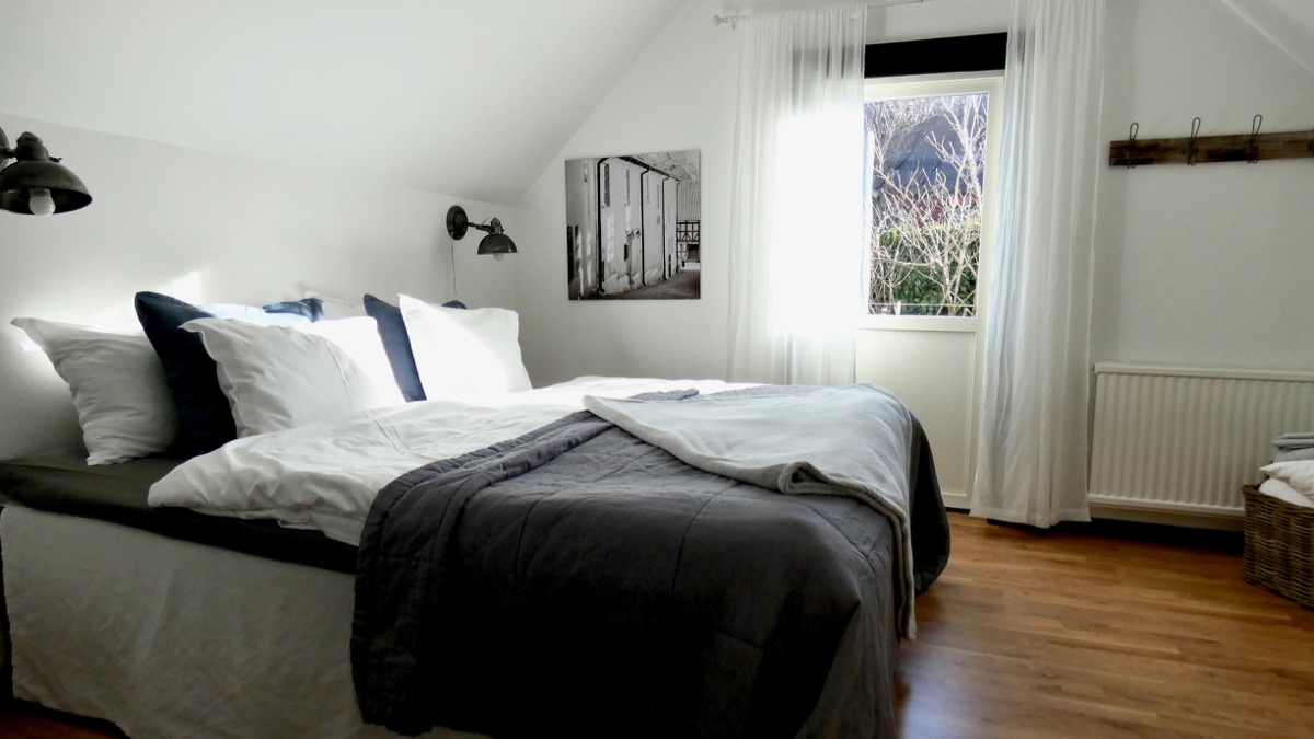 Boka 2019. Toppenläge! Hotell-lägenhet, 2a på Hästgatan i Visby innerstad. Bara ner för backen till Almedalen.