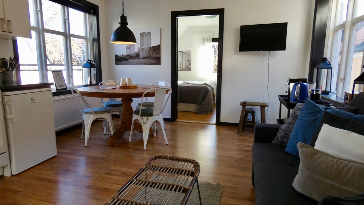 Boka 2019. Toppenläge! Hotell-lägenhet, 2a på Hästgatan i Visby innerstad. Bara ner för backen till Almedalen.