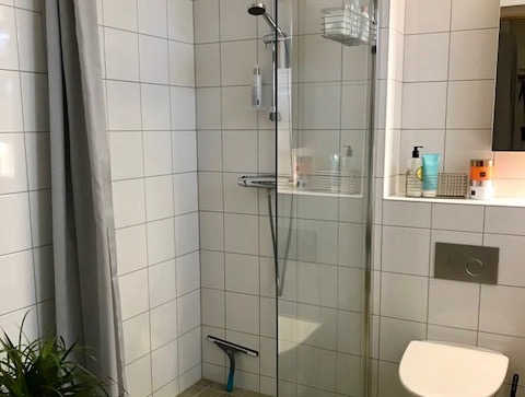 Nybyggd 3a i BRF Strandgärdet intill ringmuren, havet och strandpromenaden